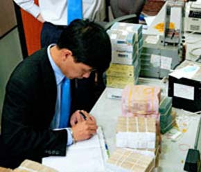 Một phòng giao dịch, một chi nhánh mới mở, sẽ phải có thêm một ông giám đốc, bà phó giám đốc mới.