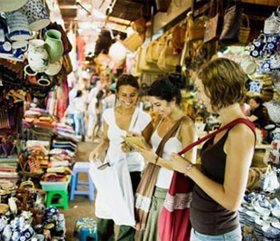 Trong số khách du lịch nước ngoài tới Việt Nam tháng vừa qua, đứng đầu vẫn là khách tới từ Trung Quốc với  trên 60.700 lượt. Tiếp đến là du khách Nhật Bản với gần 35.000 lượt. Đứng thứ ba là khách du lịch có quốc tịch Mỹ với trên 33.300 lượt.