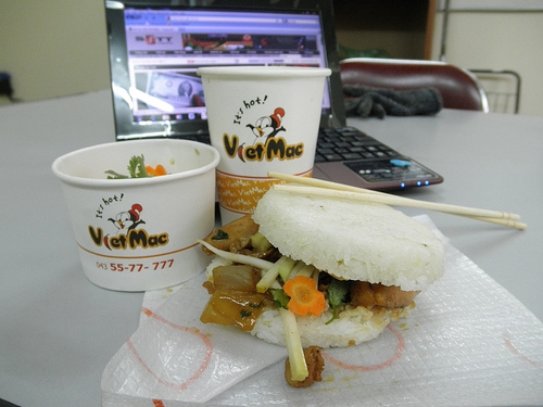 Bỏ qua nhiều quỹ đầu tư và doanh nghiệp tư nhân, đối tác được VietMac chọn để bán cổ phần và phát triển thương hiệu tại thị trường phía Nam là một doanh nghiệp có thâm niên trong nghề làm... nút áo.