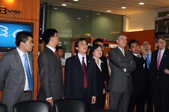 Đoàn khách Hoàng gia Anh do Hoàng tử Andrew - Công tước xứ York dẫn đầu, cùng đại diện HSBC Insurance đến thăm sàn giao dịch chứng khoán của BVSC, tháng 10/2009.