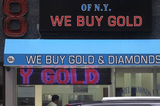 Một điểm mua vàng tại New York, Mỹ. Trong phiên giao dịch ngày 8/10 tại New York, giá vàng phục hồi mạnh sau phiên giảm sâu trước đó - Ảnh: Getty.