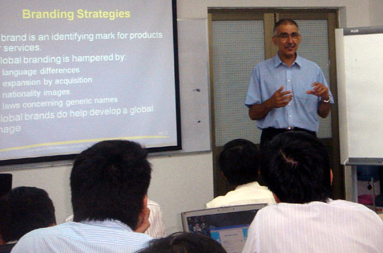 Ban giảng huấn là các giáo sư đến từ các quốc gia Anh, Pháp có học vị từ tiến sĩ trở lên, có kinh nghiệm giảng dạy quốc tế, đang tham gia giảng dạy tại các chi nhánh của  trường Euromed Management Group tại châu Âu, Bắc Phi và Trung Quốc song song với việc tham gia điều hành doanh nghiệp tại nước sở tại.