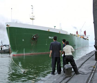 Một chuyến tàu chở hàng cứu trợ đến cho CHDCND Triều Tiên - Ảnh: AP.