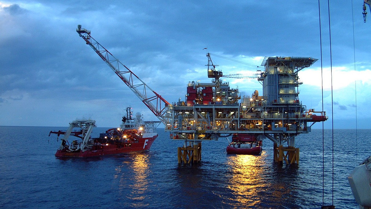 Theo kế hoạch, Exxon Mobil sẽ đầu tư hai cụm khai thác ngầm, mỗi cụm có 4 giếng khai thác và một đường ống dài khoảng 88 km nối vào bờ biển Chu Lai.