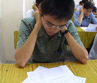 Thay vì miễn, giảm học phí cho một số đối tựợng sinh viên, năm 2009 sẽ đẩy mạnh chính sách tín dụng học sinh, sinh viên, không để sinh viên nào bị gián đoạn học hành do thiếu tiền đóng học phí.