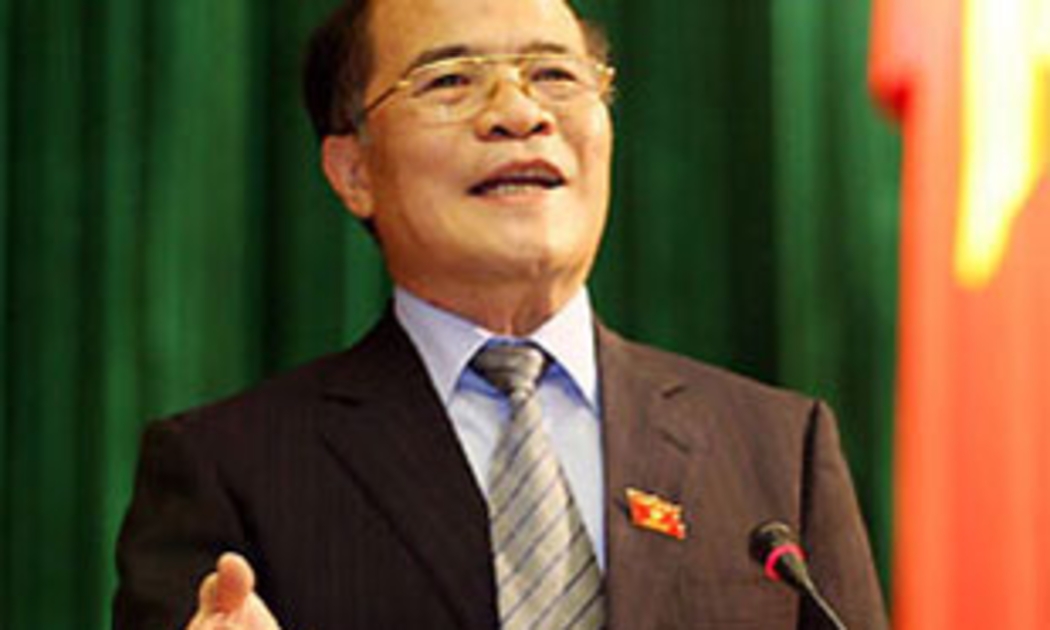  Sau khi các vị bộ trưởng trả lời, Phó thủ tướng thường trực Nguyễn Sinh Hùng sẽ báo cáo, làm rõ thêm một số vấn đề trong chỉ đạo điều hành kinh tế - xã hội thuộc trách nhiệm của Chính phủ và trực tiếp trả lời chất vấn của các vị đại biểu - Ảnh: TT.