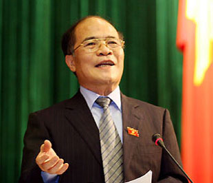  Sau khi các vị bộ trưởng trả lời, Phó thủ tướng thường trực Nguyễn Sinh Hùng sẽ báo cáo, làm rõ thêm một số vấn đề trong chỉ đạo điều hành kinh tế - xã hội thuộc trách nhiệm của Chính phủ và trực tiếp trả lời chất vấn của các vị đại biểu - Ảnh: TT.