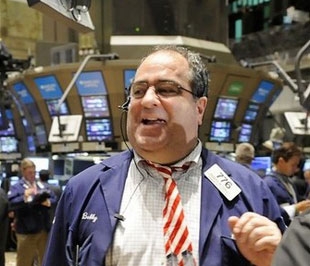 Chứng khoán Phố Wall tăng điểm trong cả ngày giao dịch và khép lại với mức tăng trên 2% của cả ba chỉ số chứng khoán - Ảnh: AP.