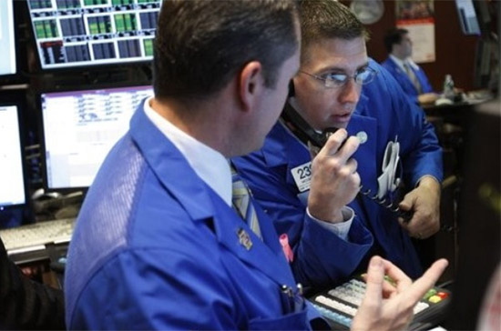 Giới phân tích nhận định rằng, sự phục hồi của đồng USD trong phiên buổi sáng ngày 19/11, cũng như việc giá nhiều cổ phiếu đã tăng điểm khá mạnh so với thời điểm Dow Jones dưới mốc 10.000 điểm, đã khiến hoạt động tăng bán cổ phiếu trở nên mạnh mẽ hơn - Ảnh: AP.