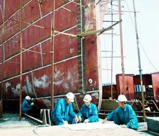 Hàng năm tính cả các cơ sở đào tạo từ bậc nghề trung cấp đến đại học, cao đẳng mới chỉ cung cấp được khoảng 600-700 kỹ sư và khoảng 2.000-3.000 công nhân thuộc các ngành nghề gắn liền với công nghiệp đóng tàu.