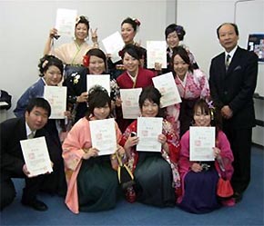 Ông Bùi Chí Trung (đứng, bên phải) hiện là ủy viên hoạch định chính sách cho chính quyền tỉnh Aichi (Nhật) về vấn đề tiếp nhận người nước ngoài cũng như chính sách phát triển đô thị từ nhiều năm nay.