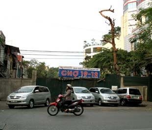 Chợ 19/12 cũ, nay đã được giải phóng mặt bằng, các hộ kinh doanh chuyển ra chợ tạm Phùng Hưng từ tháng 11/2008 - Ảnh: VNN.