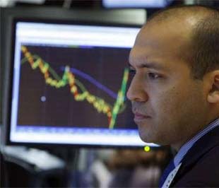 Từ mùa hè năm ngoái tới nay, thị trường nhà đất chao đảo, kéo theo sự sụp đổ của thị trường cho vay dưới chuẩn ở Mỹ đã và đang khiến hầu hết mọi ngân hàng trên khắp nước này điêu đứng, thậm chí rơi vào cảnh đổ bể - Ảnh: Reuters.