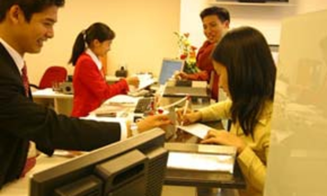 Tại một điểm giao dịch của HSBC - ngân hàng vừa tuyên bố có thể sẽ mở ngân hàng con 100% vốn nước ngoài tại Việt Nam - Ảnh: Việt Tuấn.