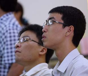 Kết quả giao dịch tiếp tục tạo hưng phấn cho nhiều nhà đầu tư, nhất là sự trụ vững của điểm số chung sau một phiên xả hàng lớn - Ảnh: Việt Tuấn.