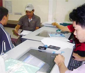 Cơ quan thuế quận 1, Tp.HCM ứng dụng phần mềm tin học thu thuế - Ảnh: TP.