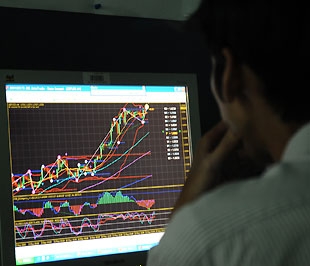 VN-Index cuối ngày giảm 2,28%, một mức giảm không quá lớn. Tuy nhiên, xét về số điểm, giảm 9,72 điểm là mức thụt lùi lớn nhất kể từ giữa tháng 4 tới nay - Ảnh: Quang Liên.