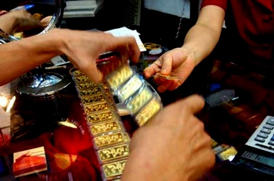 Đà lao dốc chóng mặt của giá vàng quốc tế đã đưa giá vàng trong nước sụt hơn 2 triệu đồng/lượng.