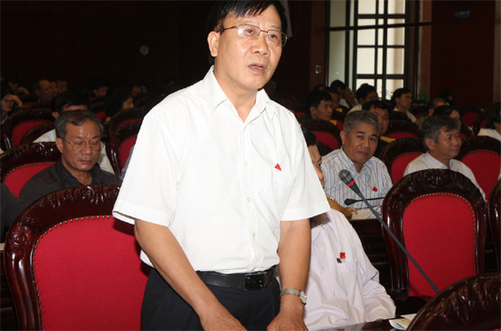 Đại biểu Nguyễn Văn Thuận: "Tôi suy nghĩ mãi vì sao đất nước chúng ta trong nhiều chục năm nay đang có rất nhiều vấn đề, nhưng chưa khi nào Chính phủ trình ra Quốc hội những dự án vấn đề kinh tế dường như suy nghĩ hôm nay, ngày hôm sau đã đưa ra quyết định ở Quốc hội".