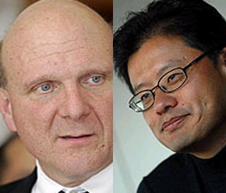 CEO Steve Balmer của Microsoft (trái) và CEO Jerry Yang của Yahoo.