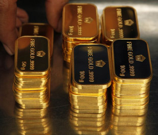 Do giá vàng leo cao ẩn chứa nhiều rủi ro, giới kinh doanh vàng sáng nay đã giãn rộng khoảng cách giữa giá mua vào và giá bán ra lên mức 12.000-13.000 đồng/chỉ - Ảnh: Reuters.