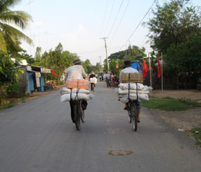 Hàng lậu trên đường về thị trấn Tân Châu.