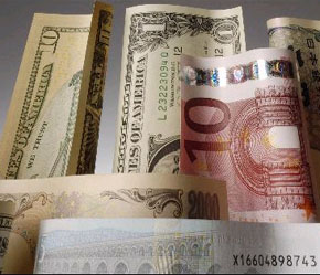 Đồng USD ngày thứ hai liên tiếp trở lại với xu hướng trượt dốc là nguyên nhân đẩy giá vàng đi lên.