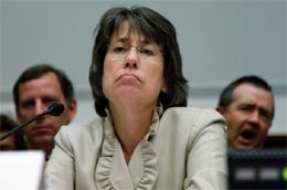 Bà Sheila Bair, Chủ tịch Cơ quan Bảo hiểm tiền gửi Liên bang Mỹ (FDIC), tại một phiên điều trần của Thượng viện Mỹ. FDIC là cơ quan chịu trách nhiệm chính trong việc giải quyết các vụ giải thể ngân hàng - Ảnh: Getty Images.