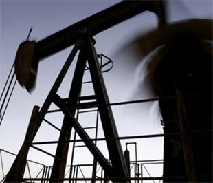  Trái với diễn biến trên thị trường vàng, giá dầu thế giới hôm qua tiếp tục tăng trước tình hình căng thẳng ở Trung Đông, tiến sát mức 49 USD/thùng - Ảnh: AP.