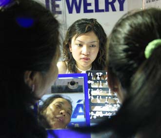 Niềm tin của cộng đồng kinh doanh và công chúng về quyết tâm của Chính phủ trong việc chống lạm phát cần được tiếp tục bồi đắp - Ảnh: Việt Tuấn.