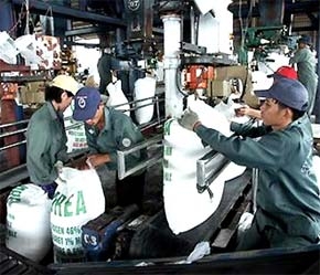 Sản xuất tại Nhà máy Đạm Phú Mỹ, huyện Tân Thành, tỉnh Bà Rịa - Vũng Tàu - Ảnh: TT.