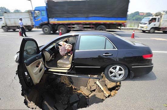 Hố địa ngục đột ngột xuất hiện tại Giang Tây, Trung Quốc hôm 12/6 - Ảnh: Alpha Press/Daily Mail.