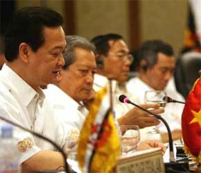 Thủ tướng Nguyễn Tấn Dũng tại Hội nghị cấp cao ASEAN lần thứ 12 - Ảnh: BBC.