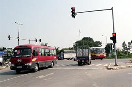 Ngã tư Nam Hồng, nơi có 2 trạm thu phí không phép - Ảnh: VnExpress.