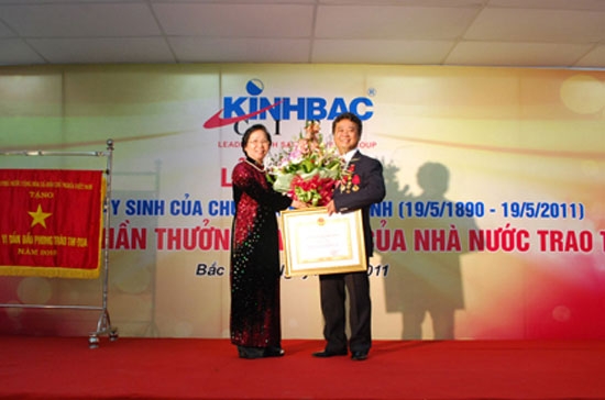 Ông Đặng Thành Tâm trong lễ đón nhận Huân chương Lao động.