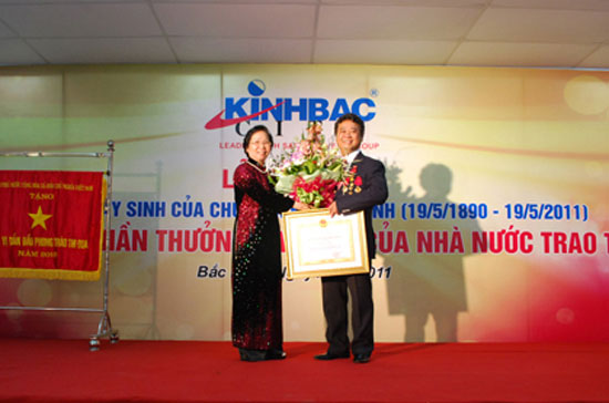 Ông Đặng Thành Tâm trong lễ đón nhận Huân chương Lao động.