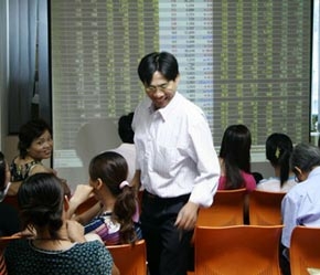 Tuần qua, nhiều thông tin tốt lành đã được các nhà đầu tư tiếp nhận làm cho không khí giao dịch sôi động hơn, thị trường có dấu hiệu phục hồi - Ảnh: VT.