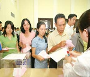 Các nhà đầu tư đăng ký mua cổ phần của một doanh nghiệp nhà nước ở Tp.HCM mới đây.