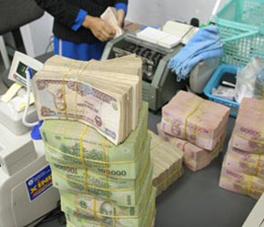 Hiện tại, tính chuyển đổi của VND trên thế giới rất hạn chế nên việc đưa vào thanh toán xuất nhập khẩu hay vay, trả nợ nước ngoài là một mục tiêu khó khăn - Ảnh: Việt Tuấn.