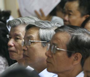 Việc thị trường chứng khoán ra đời đã tạo nên một kênh huy động vốn trực tiếp, thu hút nguồn vốn trong dân cư và công chúng đầu tư về cho doanh nghiệp - Ảnh: Việt Tuấn.