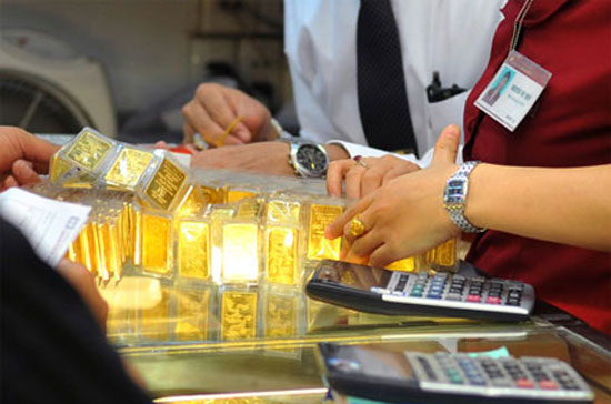 Lượng khách đông đảo đã khiến các bàn thanh toán của cửa hàng SJC tại Tp.HCM rơi vào trạng thái quá tải.