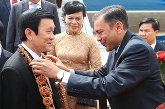 Các quan chức bang Kartanakata đón Chủ tịch nước Trương Tấn Sang tại sân bay - Ảnh: Nguyễn Khang/TTXVN.