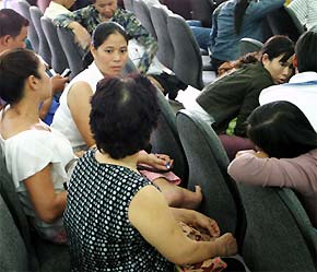 "Hội ý" trên sàn - Ảnh: VNN.