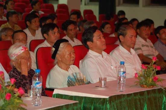 Chủ tịch hội đồng quản trị/ Tổng giám đốc CADI-SUN và Bí thư Huyện ủy huyện Phú Xuyên.