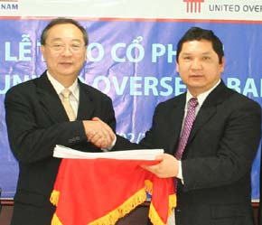 Southern Bank bàn giao cổ phần cho UOB.