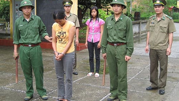 Mua bán người: “Vận chuyển” có phải tội danh?