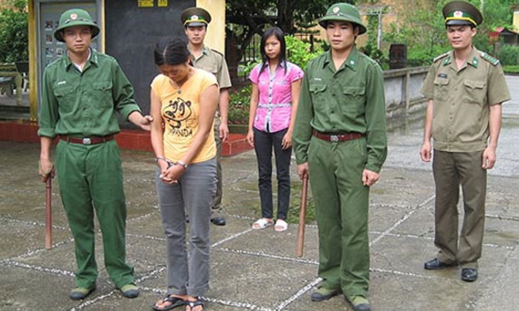 Một đối tượng buôn người qua biên giới bị bộ đội biên phòng tỉnh Lạng Sơn bắt giữ năm 2010 - Ảnh: NLĐ.