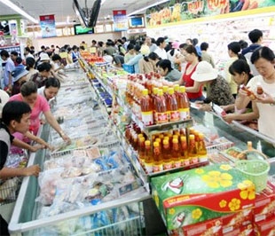 Trong giai đoạn kinh tế khó khăn, tình hình tiêu dùng của người Việt Nam vẫn khá khả quan. Ảnh: Lê Toàn.