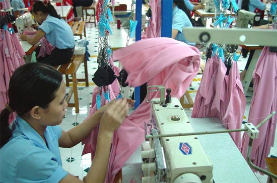Mặc dù còn nhiều khó khăn nhưng ngành dệt may vẫn đặt ra mục tiêu xuất khẩu đạt 12,7-13 tỷ USD trong năm 2011.