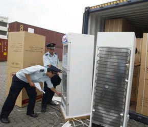 Mặt hàng phổ biến được thống kê đã lợi dụng "kẽ hở" này là thuốc lá nguyên liệu, hàng gia dụng, điện tử...